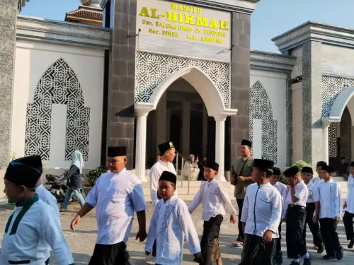 Guru MI Diwek Wujudkan Semangat Berbagi di Bulan Muharam
